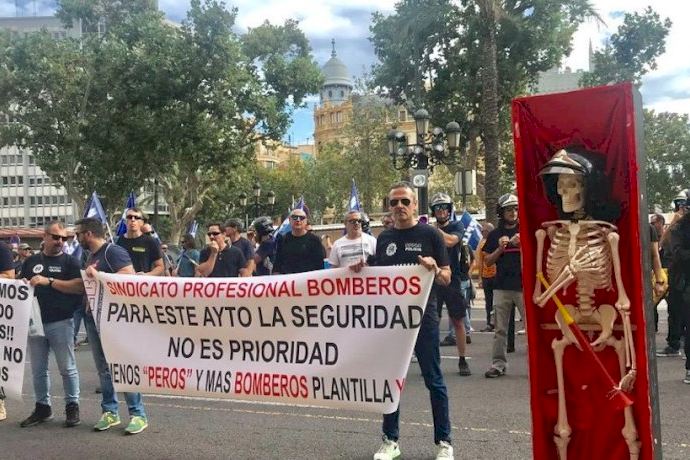 Los bomberos se plantan: “Menos peros y más bomberos en la plantilla” - (foto 1)