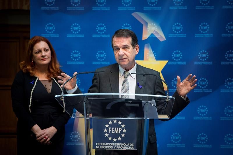 La FEMP valora jubilación anticipada que permitirá renovar policías locales