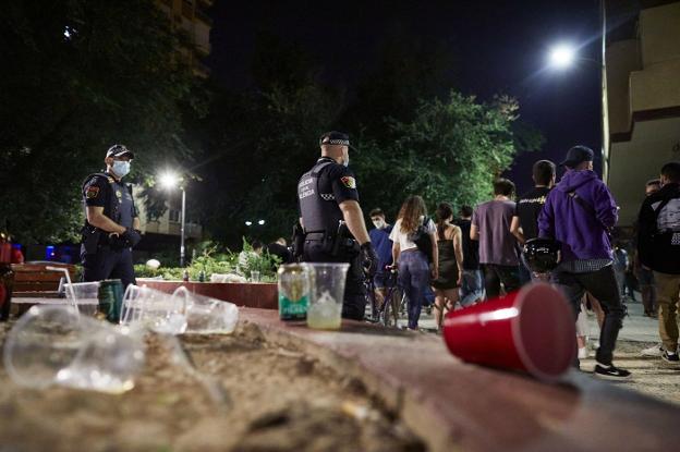 El Ayuntamiento improvisa con policías voluntarios para el control del botellón.